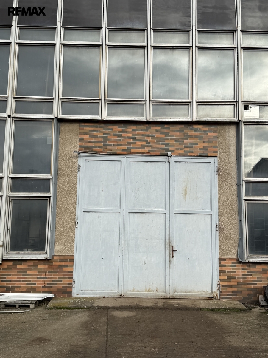 Vjezdová vrata zezadu objektu