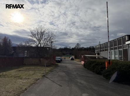 Vjezd do areálu | Pronájem - skladovací prostor, 410 m²