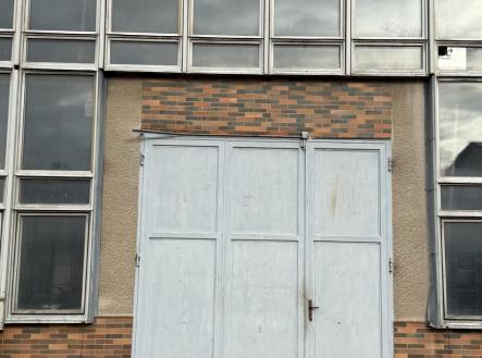 Vjezdová vrata zezadu objektu | Pronájem - skladovací prostor, 410 m²