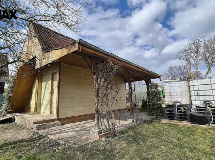 firefly-geminiflash-odstranit-kanystr-kresla-a-stolek-251013.png | Prodej - pozemek, zahrada, 572 m²