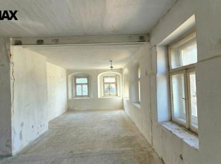 firefly-gemini-flash-odstranit-veci-polozene-na-parapetu-oken-500199.png | Prodej - dům/vila, 300 m²