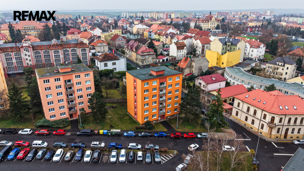 Přední pohled na panelový dům