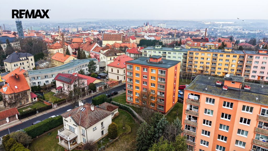 Zadní pohled na panelový dům