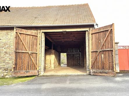 firefly-gemini-flash-odstranit-veci-ve-stodole-908059.png | Prodej - zemědělský objekt, 1 044 m²