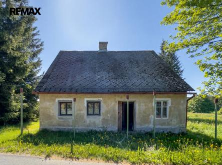 firefly-gemini-flash-professional-real-estate-exterior-photo-shot-with-a-full-frame-dslr-and-architectural-1336315-4.jpg | Prodej - dům/vila, 80 m²