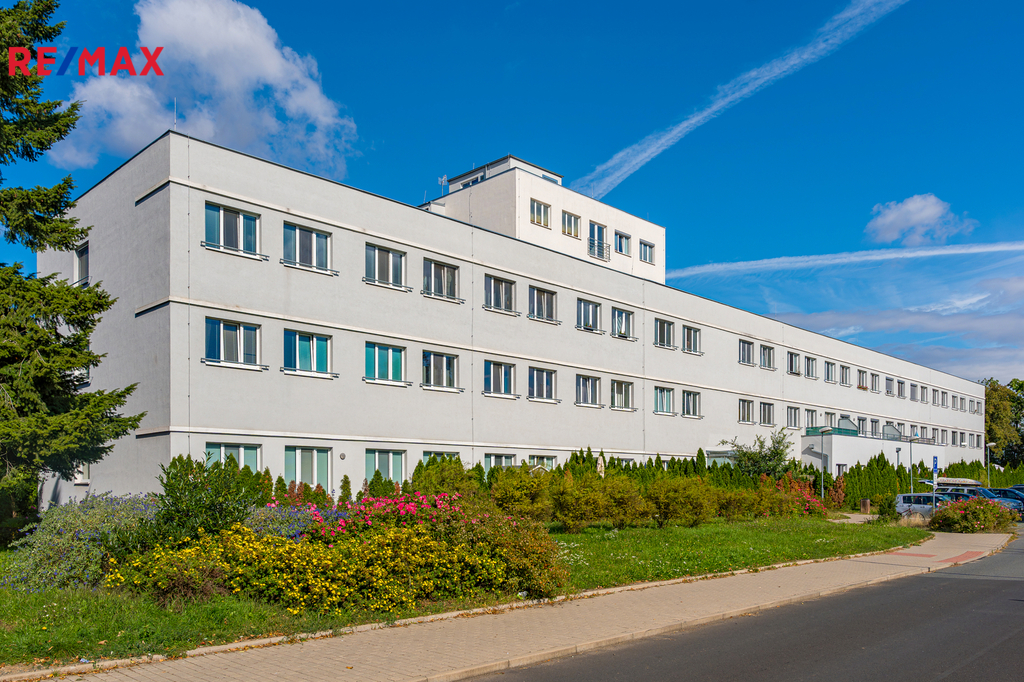 pohled na dům z hlavní přístupové silnice