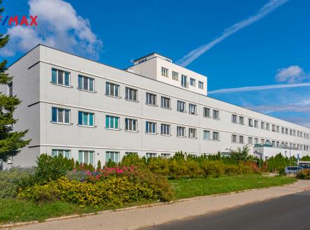 pohled na dům z hlavní přístupové silnice | Prodej bytu, 3+kk, 64 m²
