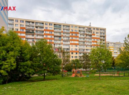 pohled na dům z vnitrobloku | Prodej bytu, 2+kk, 46 m²