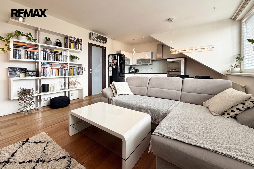 Obývací pokoj s kuchyní