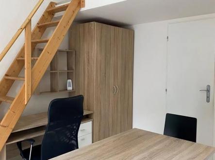 kancelář s dřevěná podlaha | Pronájem bytu, 1+kk, 18 m²