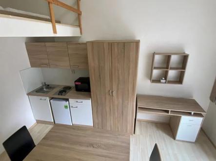 obývací pokoj s dřevěná podlaha | Pronájem bytu, 1+kk, 18 m²