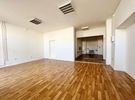 prázdná místnost s větrací otvor a dřevěná podlaha | Pronájem - kanceláře, 60 m²