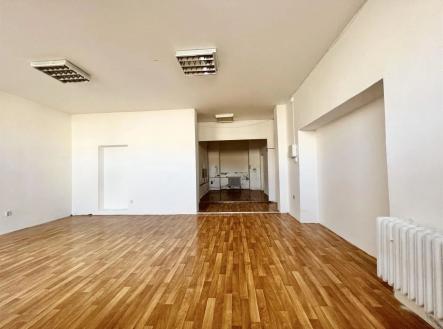 prázdná místnost s radiátor a dřevěná podlaha | Pronájem - kanceláře, 60 m²