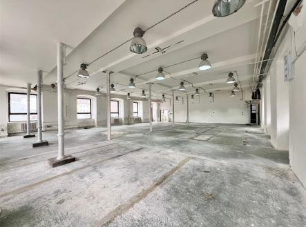. | Pronájem - kanceláře, 735 m²