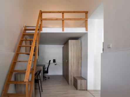 schody s dřevěná podlaha | Pronájem bytu, 1+1, 23 m²