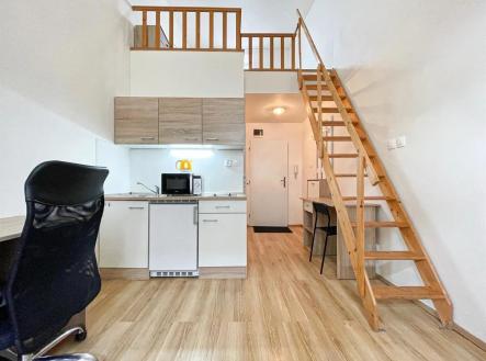 schody s dřevěná podlaha, větrací otvor, a vysoký strop | Pronájem bytu, 1+kk, 24 m²