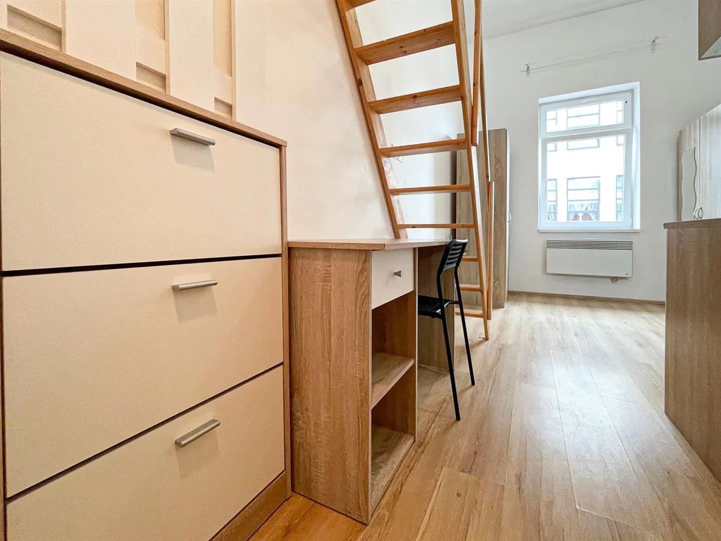 interiér prostor s deformace, přirozené světlo, dřevěná podlaha, otevřené police, a radiátor