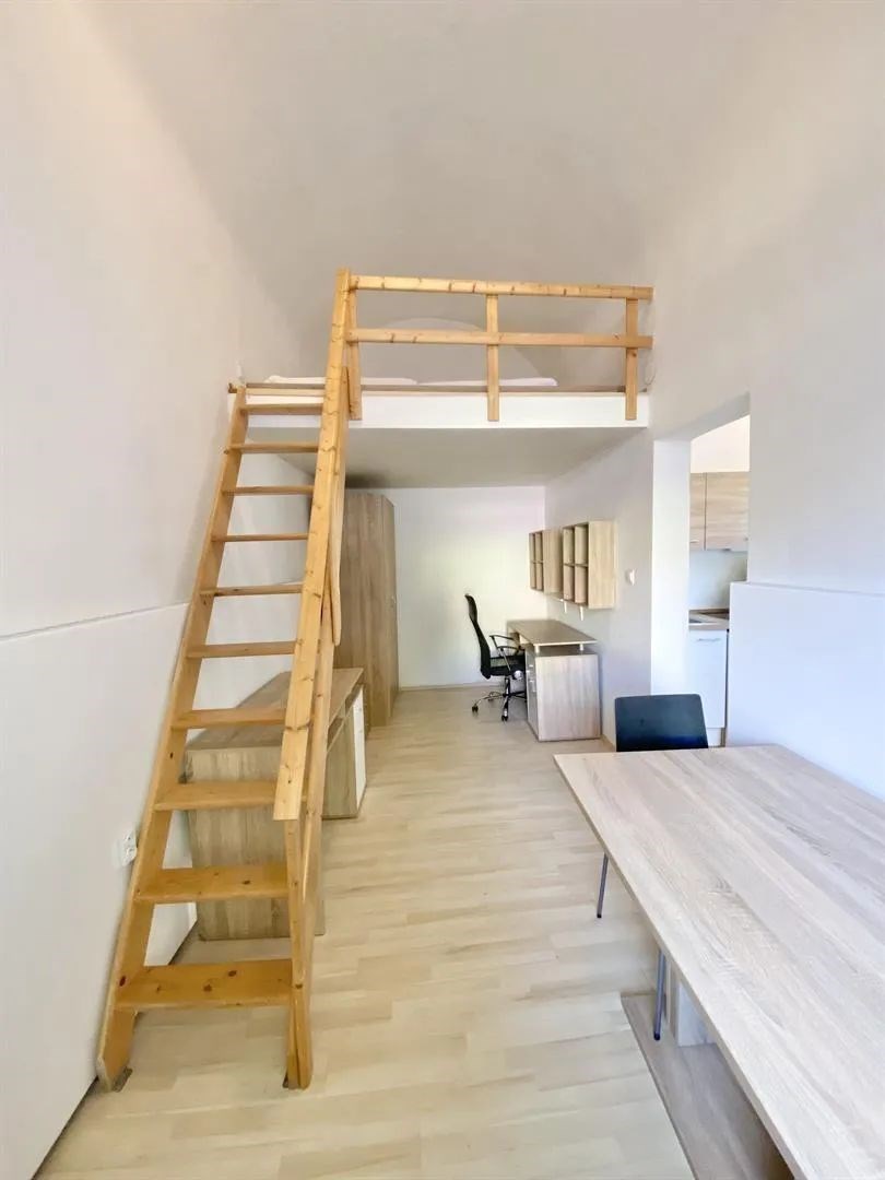 schody s dřevěná podlaha a vysoký strop