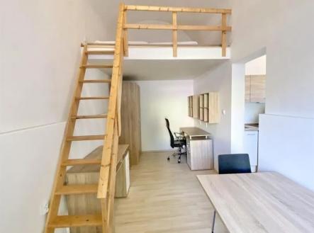 schody s dřevěná podlaha a vysoký strop | Pronájem bytu, 1+1, 21 m²