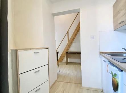 kuchyně s dřevěná podlaha, deformace, myčka, a dřez | Pronájem bytu, 1+1, 21 m²