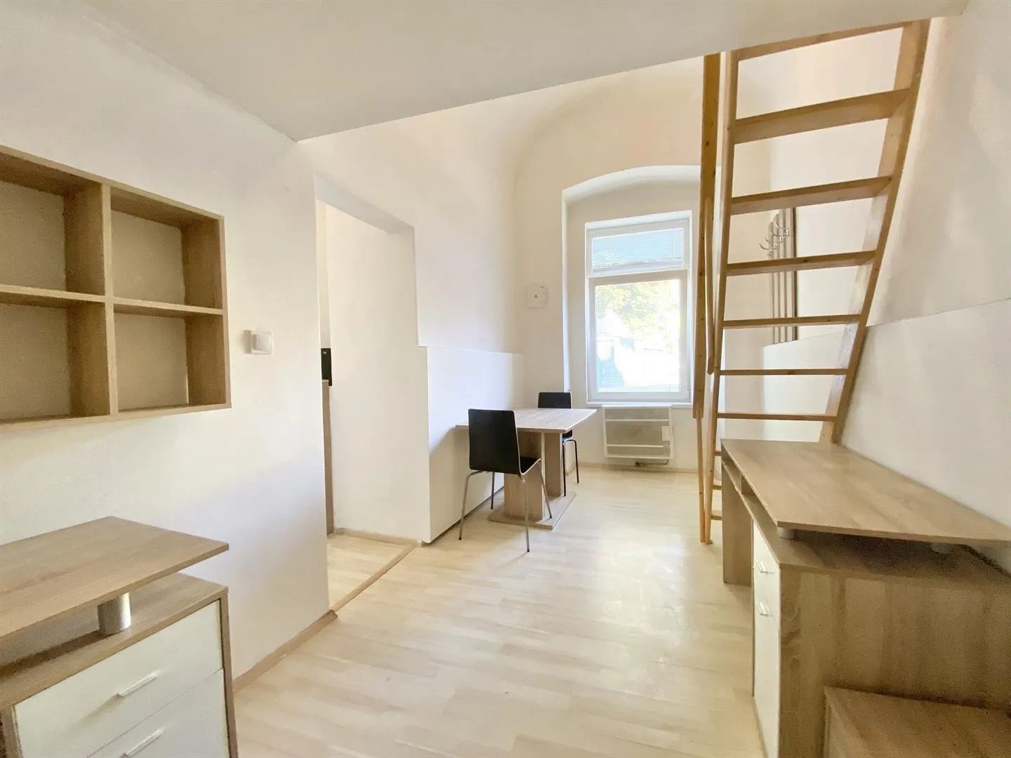 interiér prostor s dřevěná podlaha a přirozené světlo