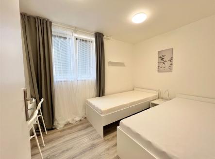 Světlá ložnice, moderní design, laminátová podlaha, velká okna, elegantní závěsy, minimalistický styl, rekonstruovaný interiér. | Pronájem bytu, 2+1, 35 m²