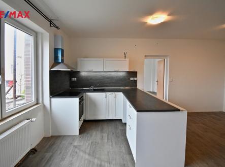Byt 2+1 1. NP - KUCHYNĚ | Prodej - dům/vila, 180 m²