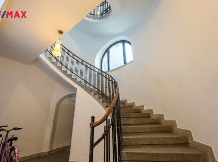 schodiště domu | Pronájem bytu, 3+kk, 100 m²