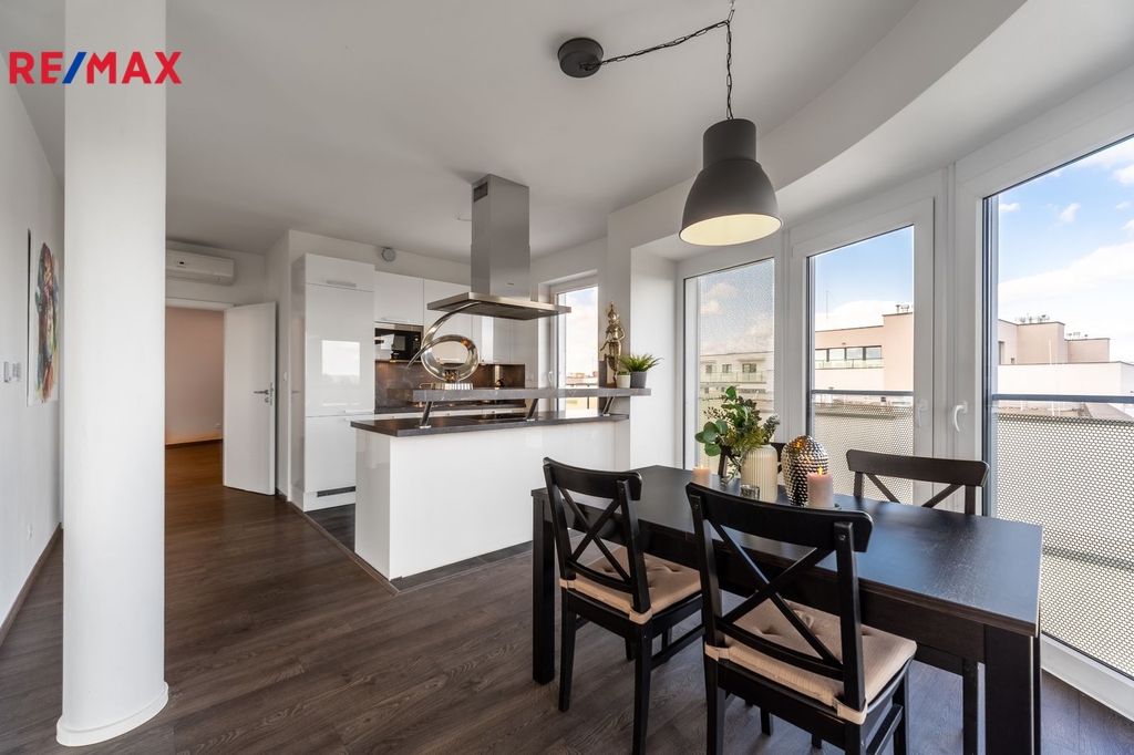 Jídelní část + kuchyňský kout