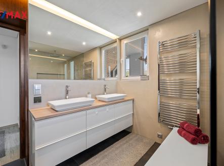 koupelna s WC | Prodej - dům/vila, 208 m²