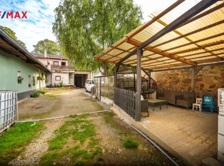 POSEZENÍ NA DVOŘE | Prodej - dům/vila, 226 m²