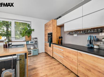 BYT 4+1 - KUCHYNĚ | Prodej - dům/vila, 226 m²