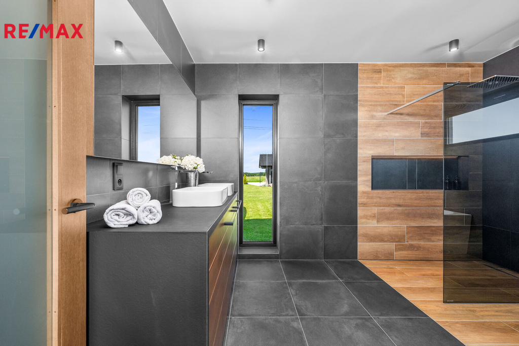 koupelna s vanou a sprchou