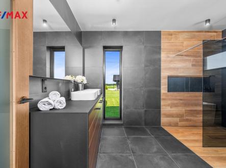 koupelna s vanou a sprchou | Prodej - dům/vila, 160 m²