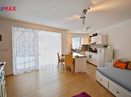 OBÝVACÍ POKOJ S KUCHYŇSKÝM KOUTEM | Pronájem - dům/vila, 90 m²