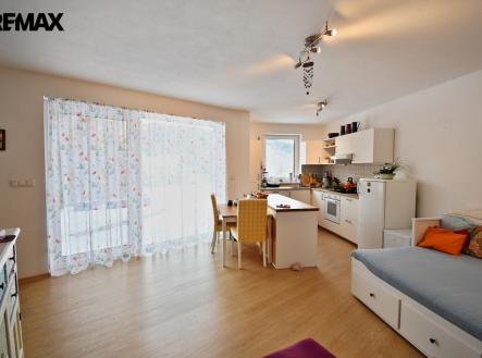 OBÝVACÍ POKOJ S KUCHYŇSKÝM KOUTEM | Pronájem - dům/vila, 90 m²