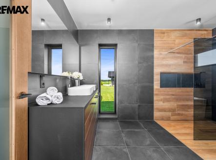 koupelna s vanou a sprchou | Prodej - dům/vila, 160 m²