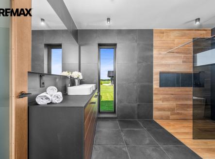 koupelna s vanou a sprchou | Prodej - dům/vila, 160 m²