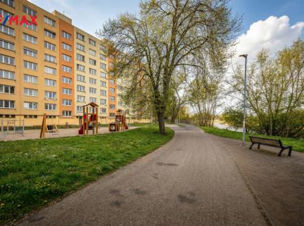 Dětské hřiště a cyklostezka před domem | Prodej bytu, 3+1, 65 m²