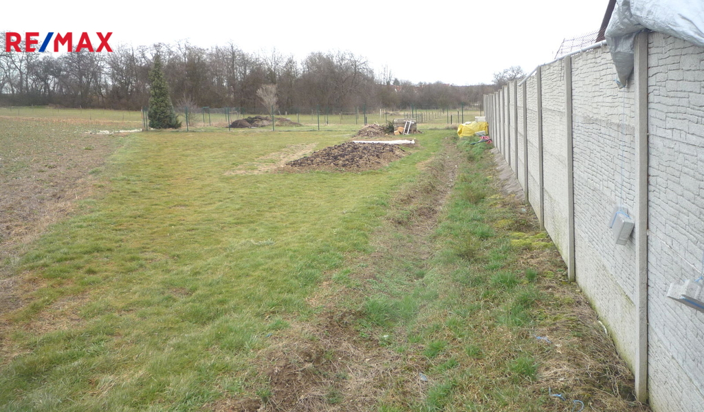 Pohled na pozemek při jeho spodním okraji,