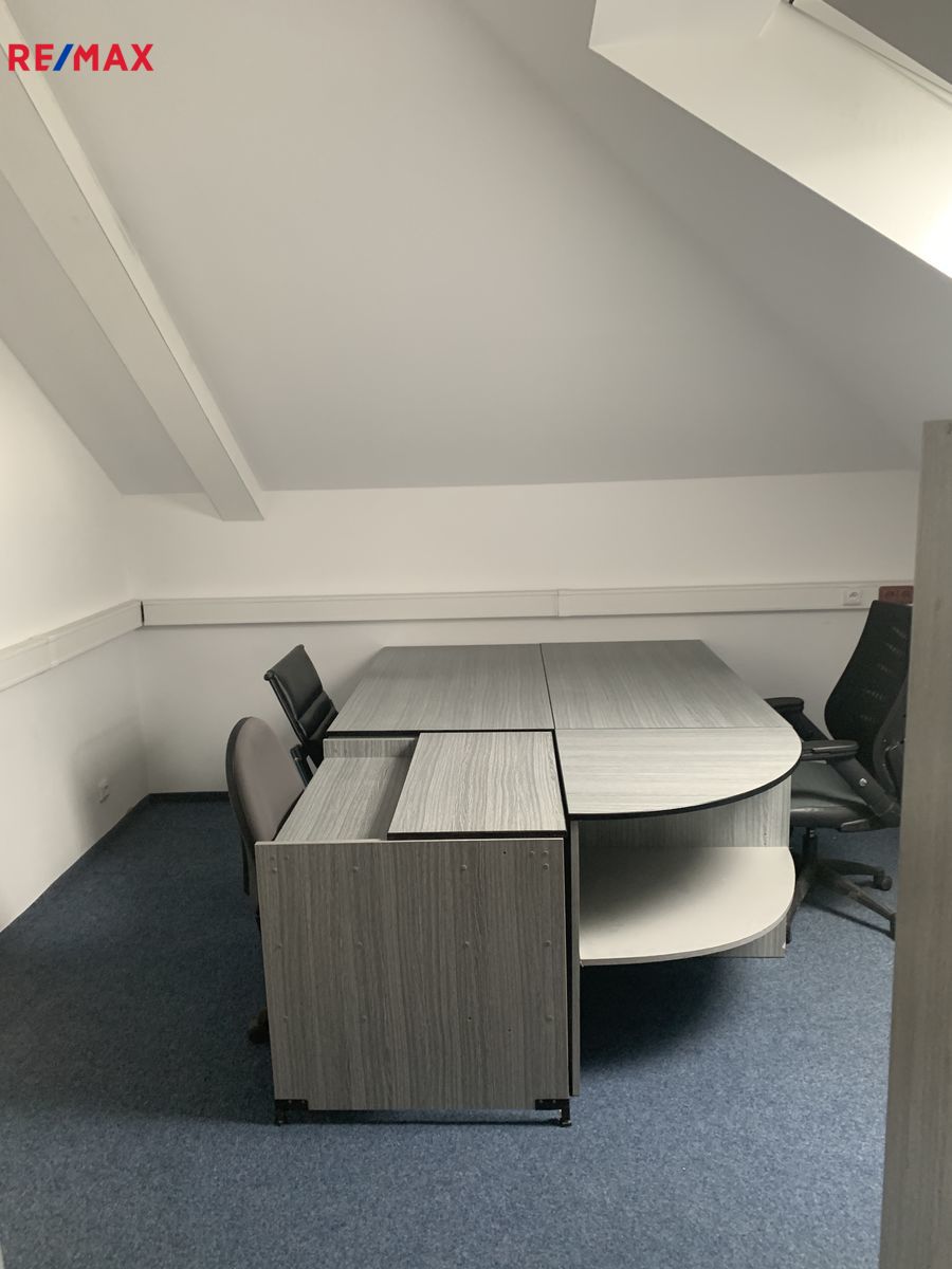kancelář je vybavena nábytkem