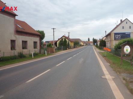 Pozemek se nachází vpravo před obcí | Prodej - pozemek pro bydlení, 985 m²