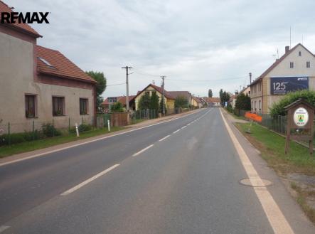 Pozemek se nachází vpravo před obcí | Prodej - pozemek pro bydlení, 985 m²