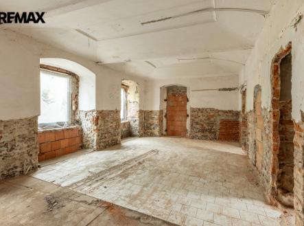 byt-c.1-obyvaci-pokoj-s-kk.jpg | Prodej - nájemní dům, 404 m²