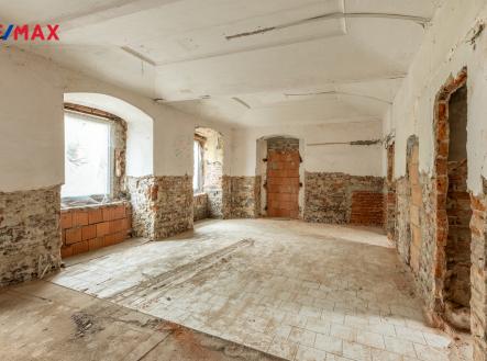 byt-c.1-obyvaci-pokoj-s-kk.jpg | Prodej - dům/vila, 404 m²