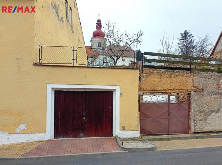 Na dům navazuje garáž a parkovací stání. | Prodej - dům/vila, 155 m²