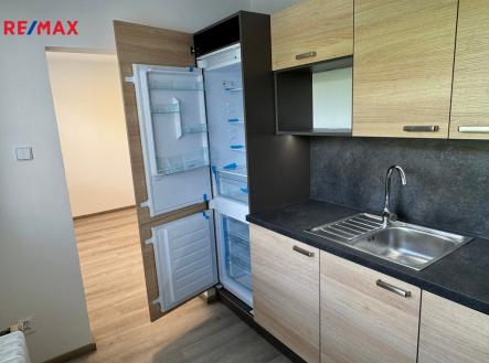 kuchyňská linka s vestavěnou lednicí | Pronájem bytu, 2+1, 54 m²