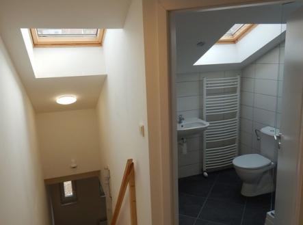 Schodiště  a koupelna | Pronájem bytu, 2+kk, 56 m²