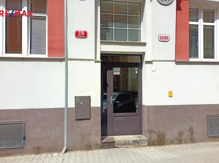 Před vchodem do domu se nechá | Prodej bytu, 3+kk, 82 m²