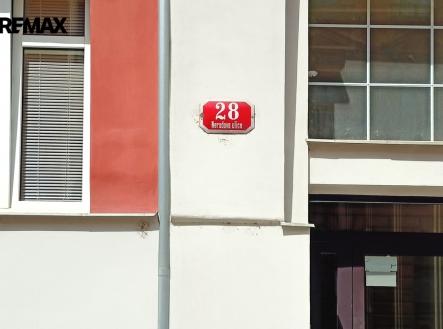 Před vchodem do domu se nechá | Prodej bytu, 3+kk, 82 m²